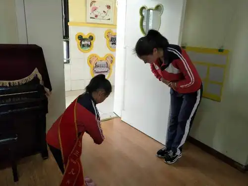 第二阶段实施阶段:一日活动的有效结合之离园 - 幼儿园礼仪与国学相