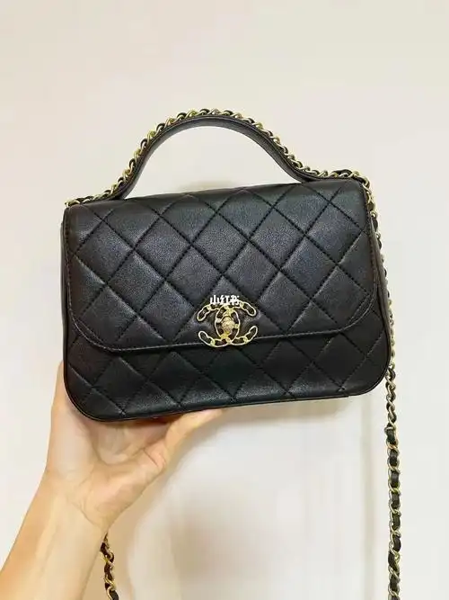 香奈儿黑金邮差包