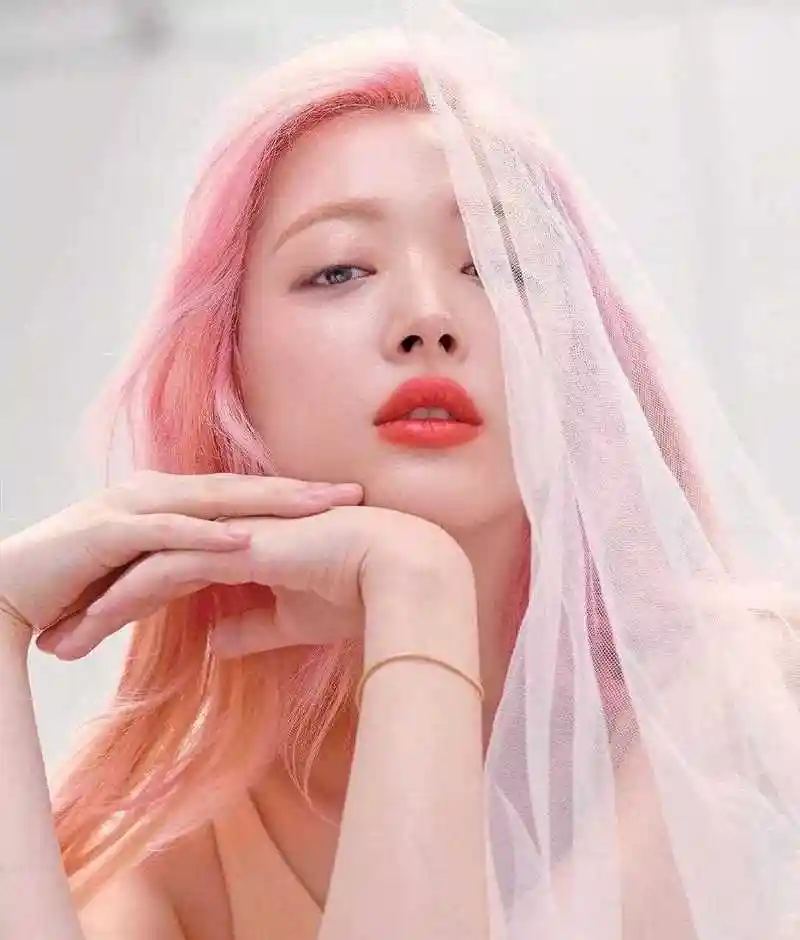 崔雪莉 x marieclairekorea 刊 ,染了粉色头发更是真人间水蜜桃,很有