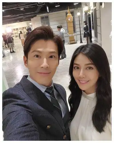 突剪长发韩瑜超短发新造型惊艳亮相网友像是霹雳娇娃