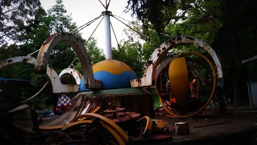 废弃的公园正拆除记忆