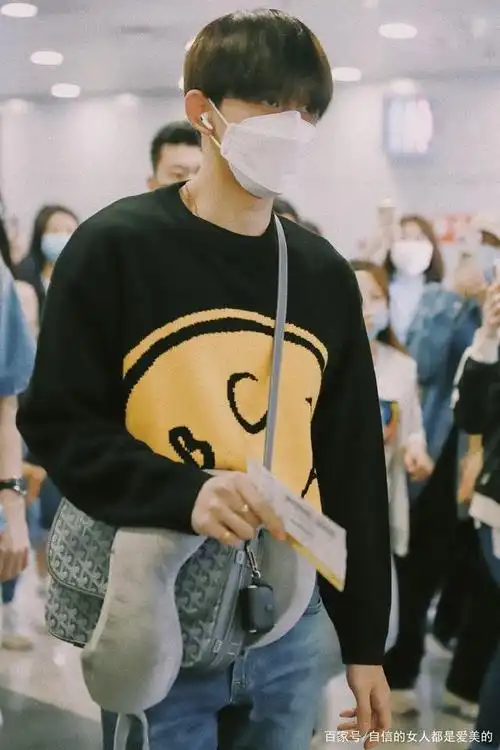 黄旭熙机场私服更新,撞色提花针织毛衣配磨牛仔裤,少年气息十足