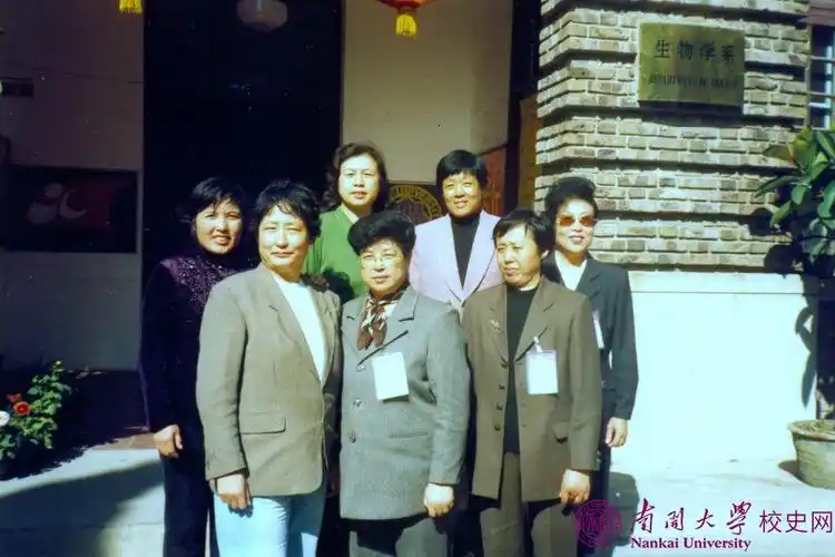 【老照片】四教门前的留影 | 南开大学校史网