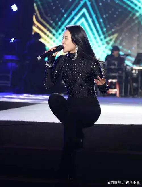 女歌手子墨现身宜昌 纯黑look秀身材曲线