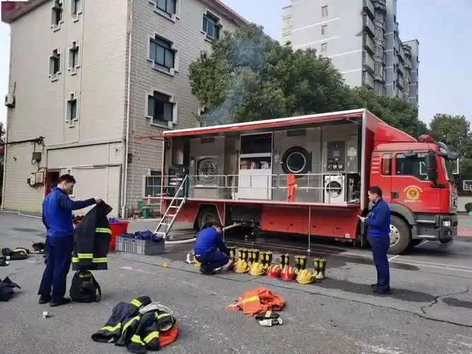 这辆洗涤消防车不一般快来体验吧