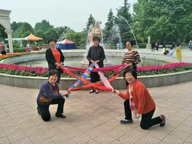 听说我国航母下水,几位大妈用纱巾编成一个五角星祝贺!