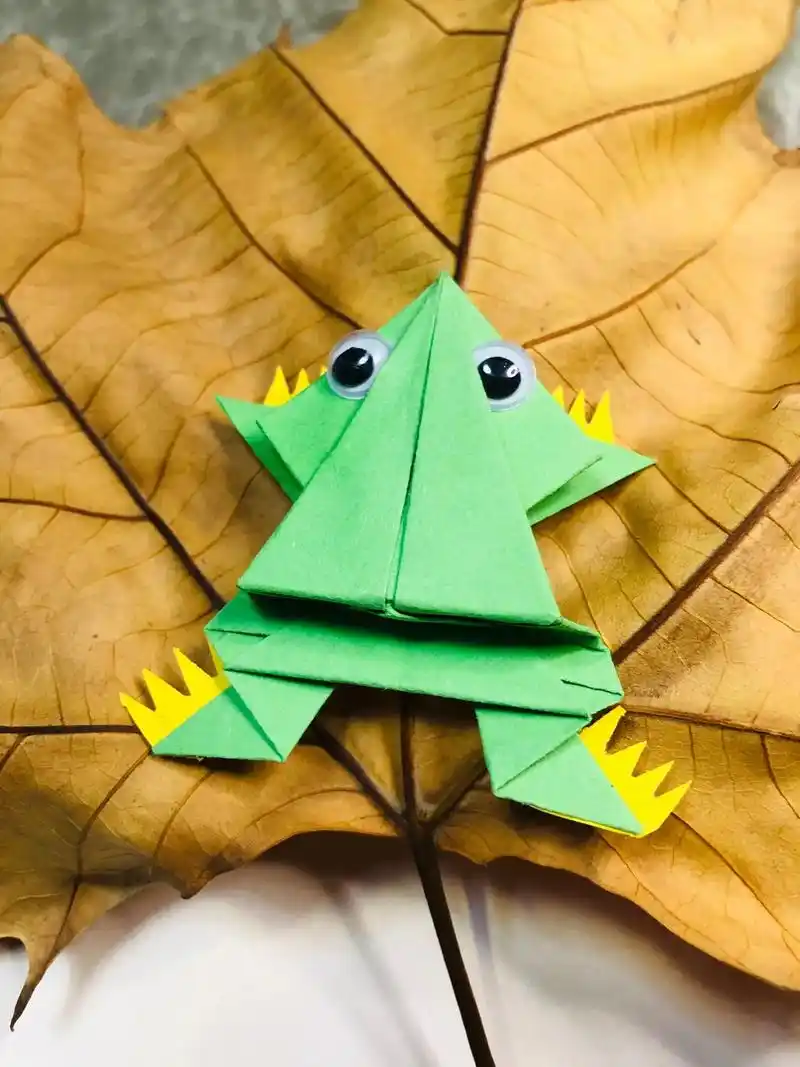 一只会跳的小青蛙,教程版折纸来了～小时候的玩具,一只会跳的小 - 抖