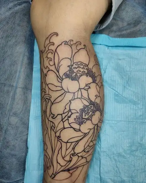 莲花包小腿纹身图片_腿部新传统莲花纹身图案(2)_云南省昆明市纹身店