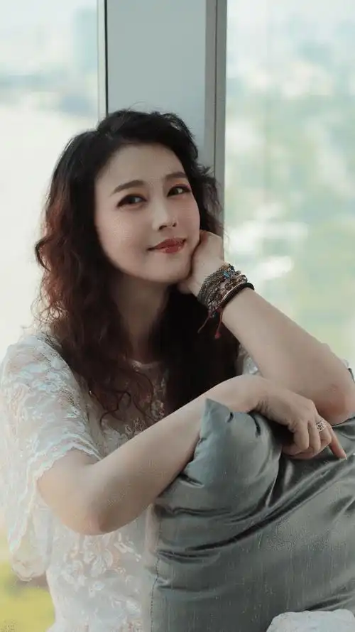 美貌又在营业周海媚身穿白色礼服出席时尚活动诠释典雅女神范