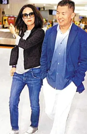 高调携夫秀恩爱