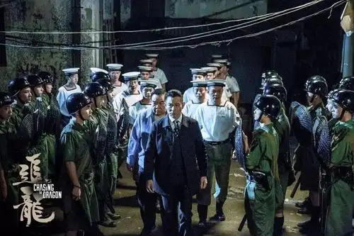 传说中的九龙城寨等都极具时代特色;而同时发布的剧照中,演员的服装