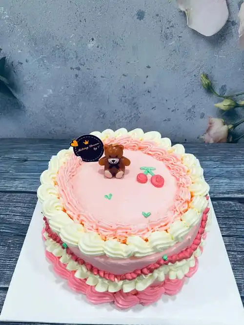 小时候趴在蛋糕店的橱窗上望着里面一盘盘蛋糕流着口水期待着爸爸妈妈