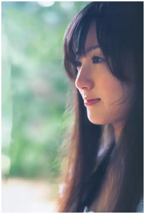 与前两位不同,内田理央饰演诗岛雾子的时候已经23岁了,所以算是在颜值