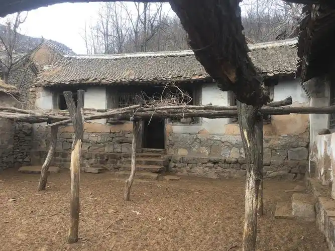 房租基本都是土石结构,糊纸的木窗,屋顶有瓦…古朴又典雅,像个古村落.