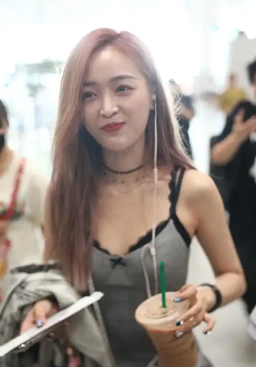 背心狂热爱好者吴宣仪搭配简单又时尚街拍真迷人