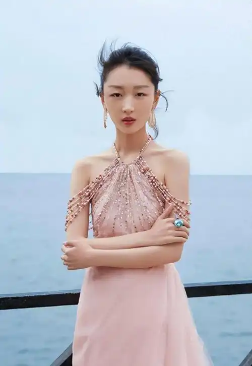 受到广泛赞誉的"谋女郎"周冬雨凭借出色的表演成为了90后演员中的佼佼