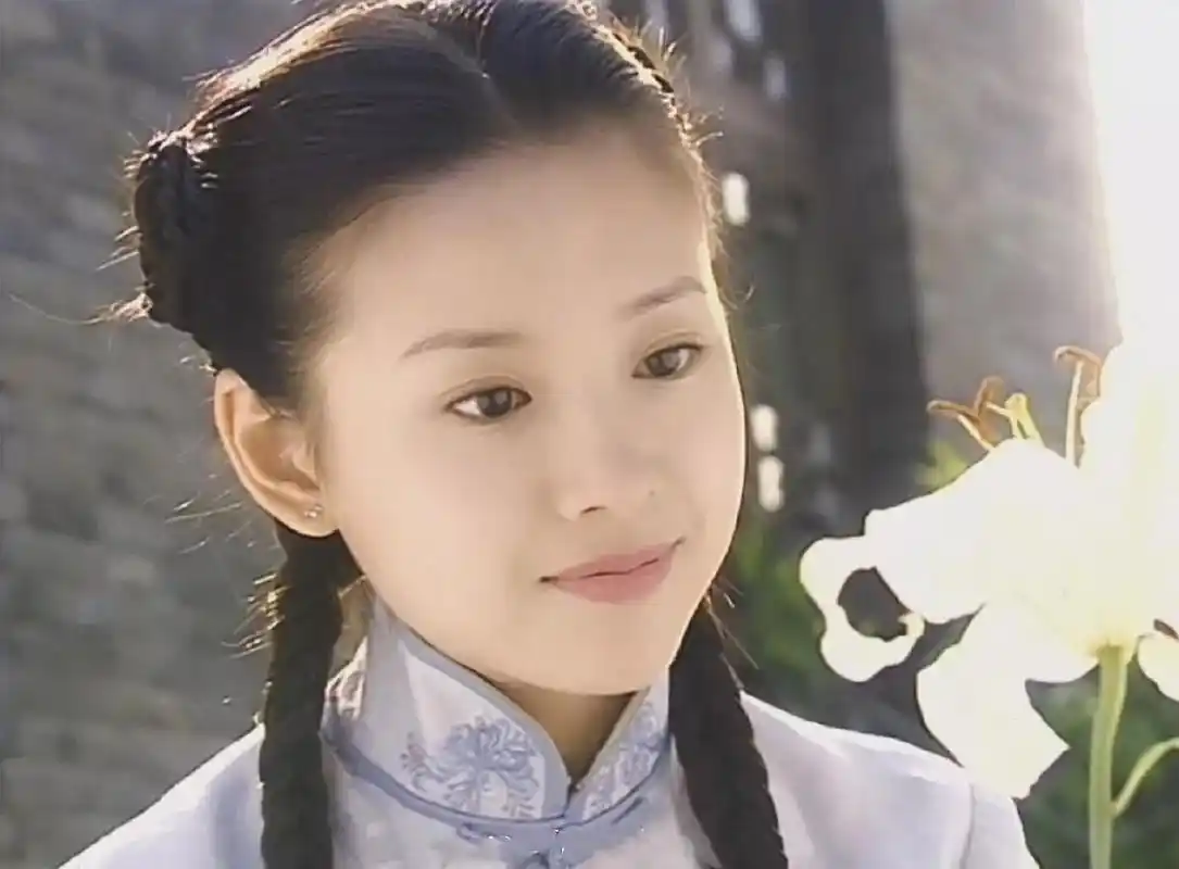 回顾董洁单亲妈妈带娃背后的辛酸与孩子父亲潘粤明终身不和解