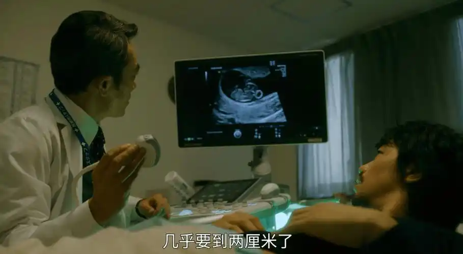 "桧山前往医院检查,看到医生拿着b超探头在他肚子上滑动,还以为是检查