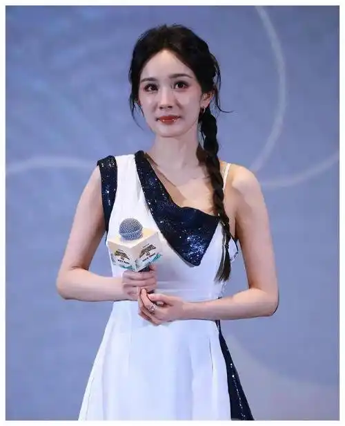 40岁蒋欣和37岁杨幂同框谁美有人颜值昙花一现有人越来越年轻