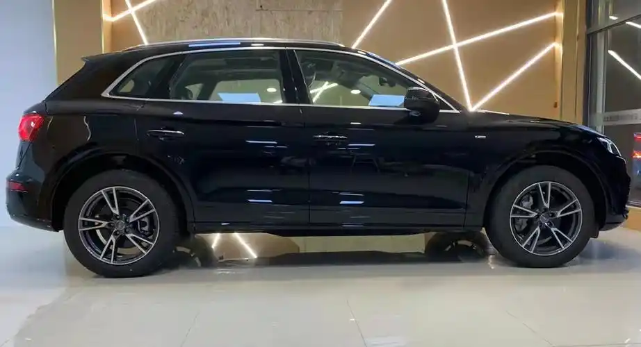 实拍全新奥迪q5l:1.9吨重量,外观"黑武士",大优惠值得买吗?