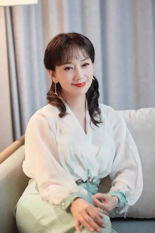 赵雅芝简历个人资料简介(演员赵雅芝,二婚嫁普通人,三个儿子一个比一