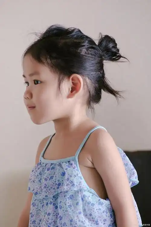 为6岁的小女孩打造一款漂亮的发型,不仅需要考虑到她的年龄和气质