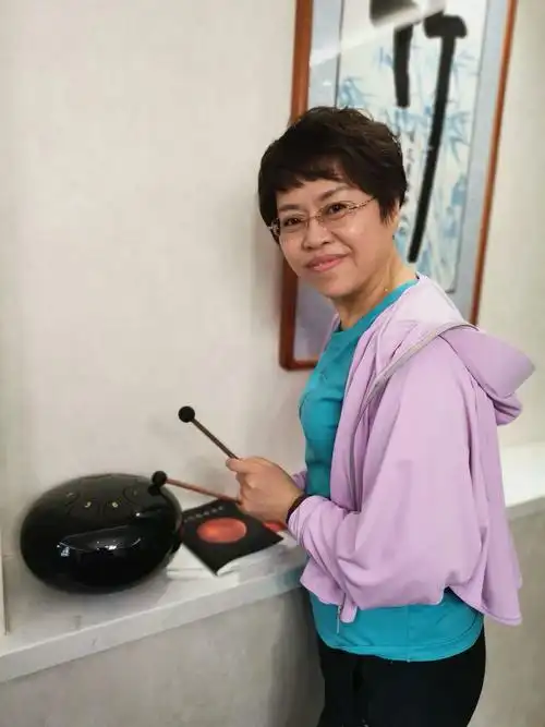 俏皮宫兵敲木鱼    鲜活画面吸眼球