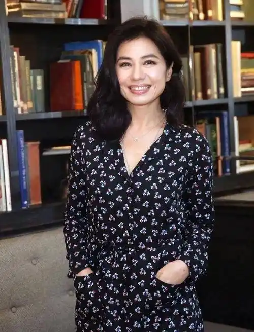 钟楚红的身材没咋变,穿拉链裙特意把领口加大,看着气质挺妩媚_女性