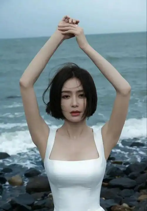 近日,知名女演员秦岚在社交平台上分享了一组照片并留言:"今天穿的是