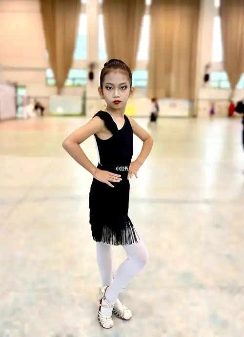 校园体育拉丁舞比赛妆容