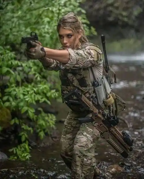 精选好图持枪美女