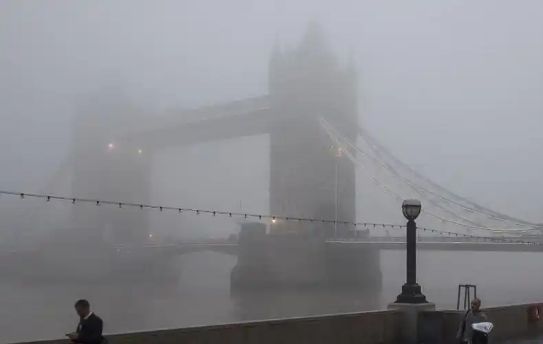 组图:英国伦敦大雾成"仙境" 200多趟航班延误