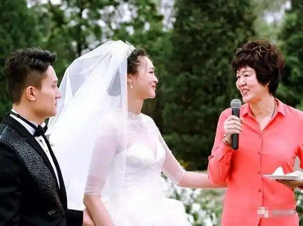 据了解,她的老公也非常优秀,不仅是北大的药剂学博士,同时也是一位富