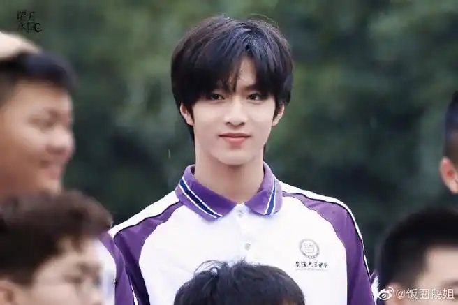 刘耀文拍初中毕业照#刘耀文拍初中毕业照了,现在是限定的西南最帅