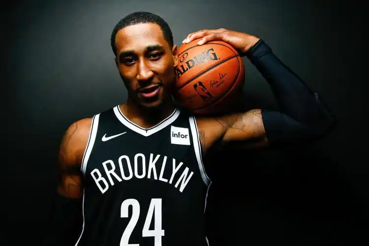 朗戴-霍林斯-杰弗森-前锋-2米-98.4kg