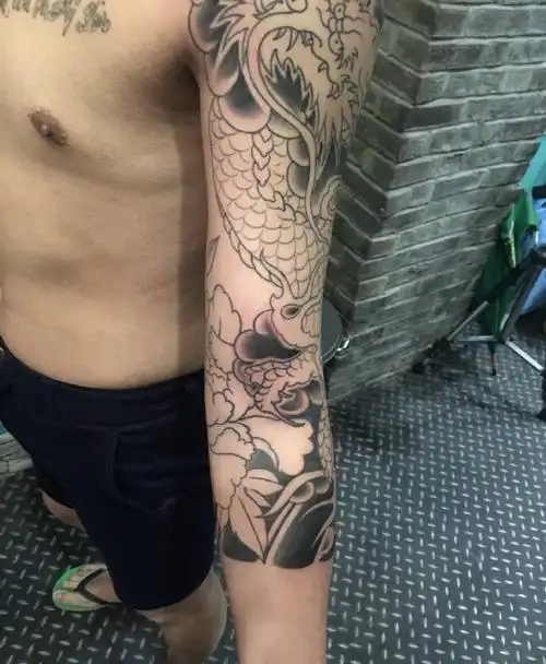 花臂简陋的传统邪龙纹身图案