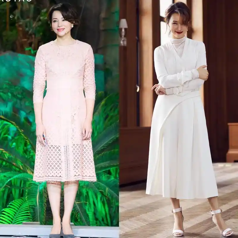 董卿是我见过最得体的女人:裙长而不拖,发卷不乱,美得优雅知性