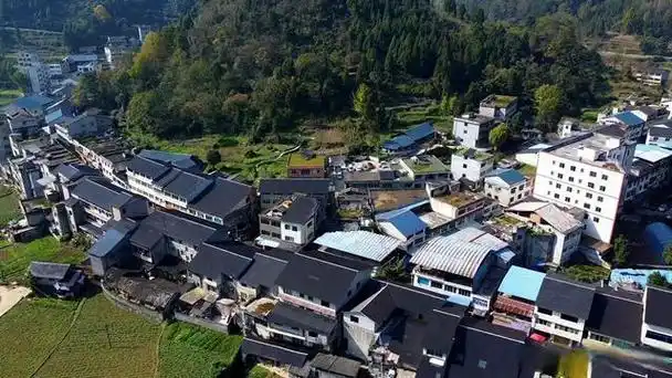 募阳村坐落在贵州省遵义市绥阳县温泉镇,这里山清水秀,风景如画,是一