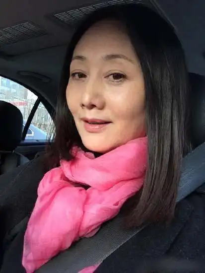 娟子是赵丽娟的艺名,好朋友又呢称她为"宝贝",她出生 于北京,毕于中央