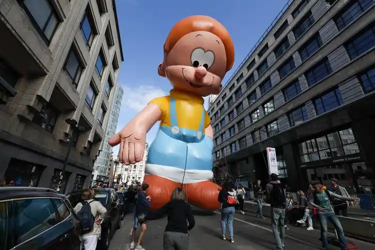 比利时布鲁塞尔举行卡通气球大巡游(3)