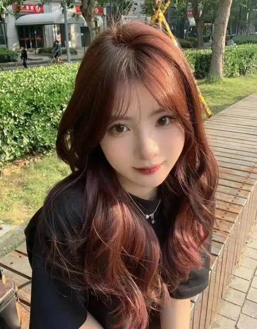 焦糖色夏季显白发色