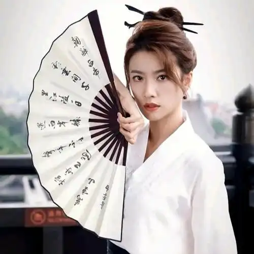 蔡思贝古装视频截图一视频中的蔡思贝古风满满,白衣长衫配藏青色马面