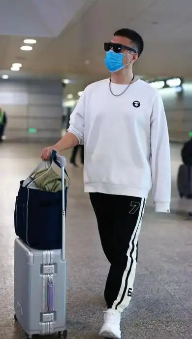 孙红雷现身上海机场 黑白风搭配展现经典气质年轻帅气