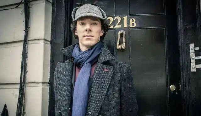 这个从来不屑于动刀动枪的大侦探身上体现着当代英国人的骄傲和无奈