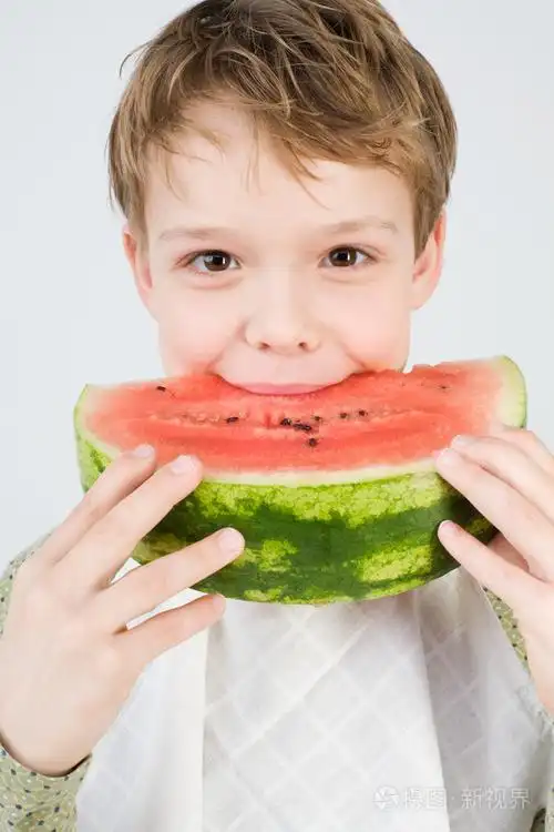 男孩吃西瓜