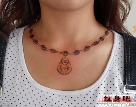 女生脖子处弥勒佛项链纹身图案