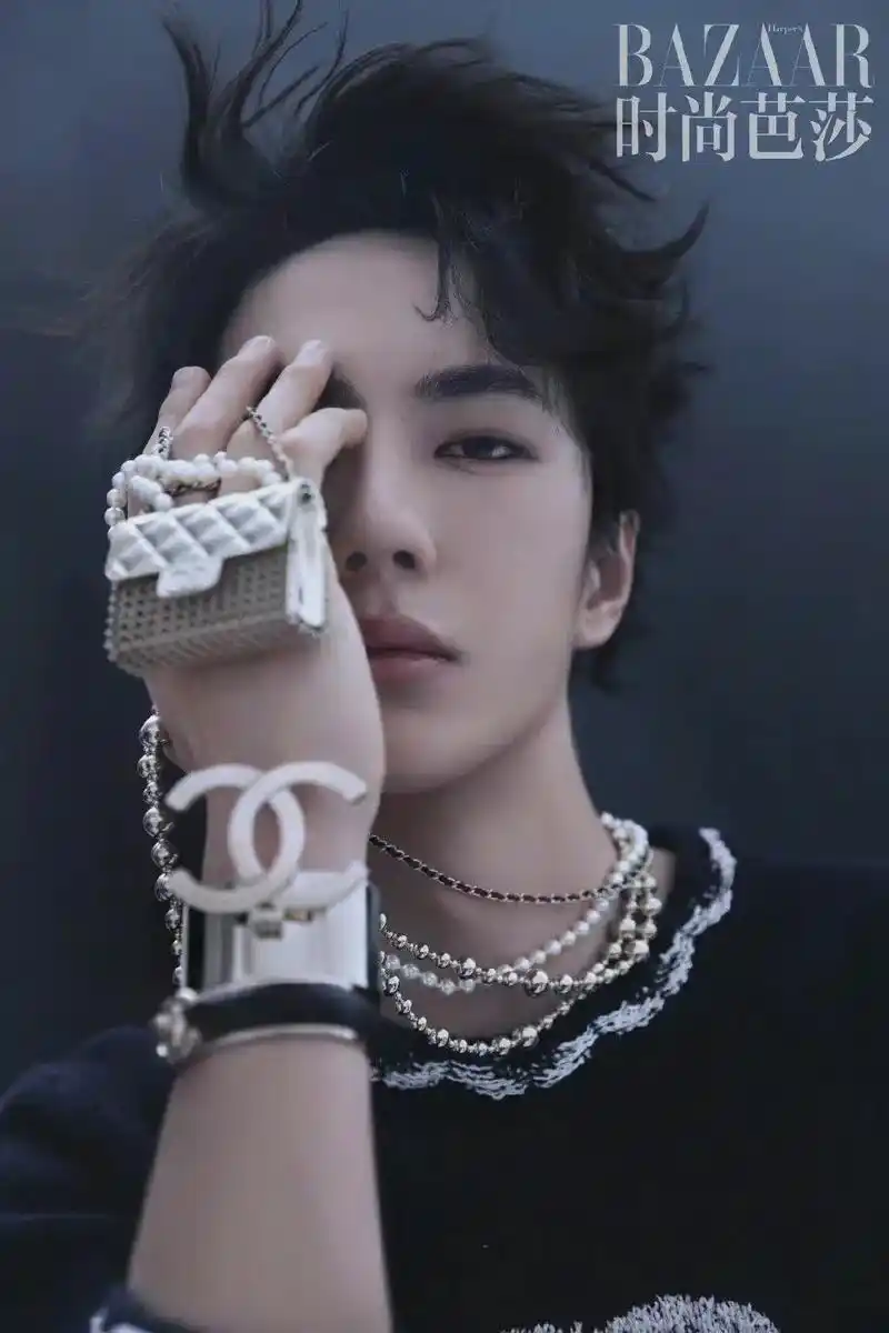 王一博[超话]# 时尚芭莎三月刊封面大片,透明王座,狮头权 - 抖音