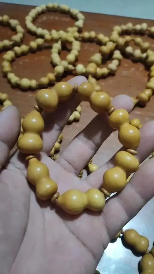 各种小葫芦手串,都是自己制作的,夏天到了,佩戴一串还是不错的!