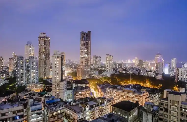 孟买可以说是印度最为繁华且富有的城市,就相当于我国的上海一样,那么