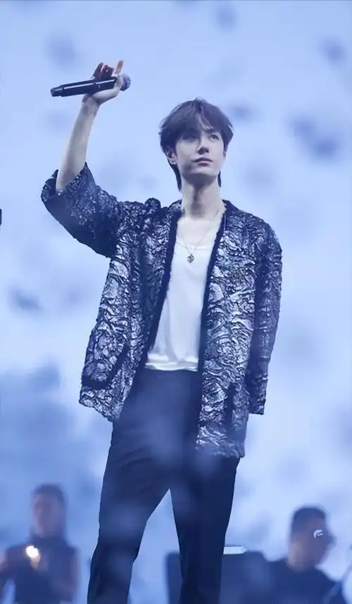 26岁王一博再次解锁新身份,他的履历给内娱年轻男演员上了一课!